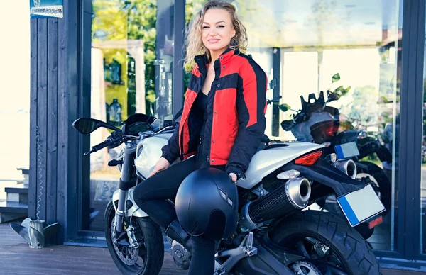 Motociclista femenina posando con motocicleta de velocidad — Foto de Stock