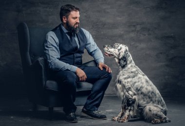 İrlandalı kanepe köpek ile şık erkek