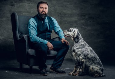 İrlandalı kanepe köpek ile şık erkek