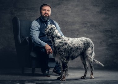 İrlandalı kanepe köpek ile şık erkek