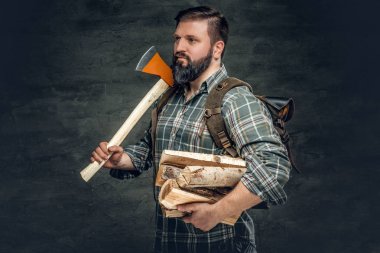 Sakallı avcı bir balta tutar 