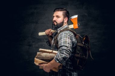 Sakallı avcı bir balta tutar 