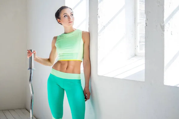 Deportiva mujer vestida con una ropa deportiva azul —  Fotos de Stock