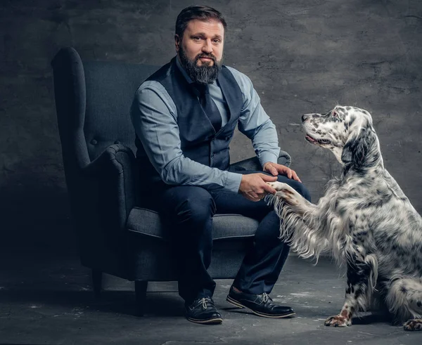 Homem elegante com cão cão setter irlandês — Fotografia de Stock