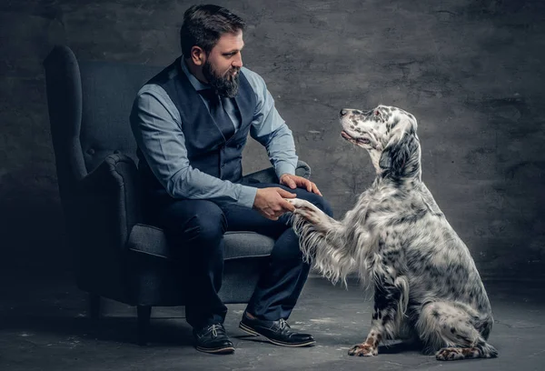 Elegante macho con perro setter irlandés — Foto de Stock