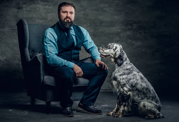 Homme élégant avec chien setter irlandais — Photo