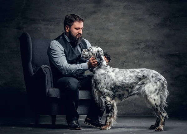 İrlandalı kanepe köpek ile şık erkek
