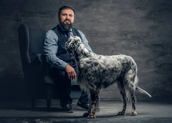 Homme élégant avec chien setter irlandais — Photo