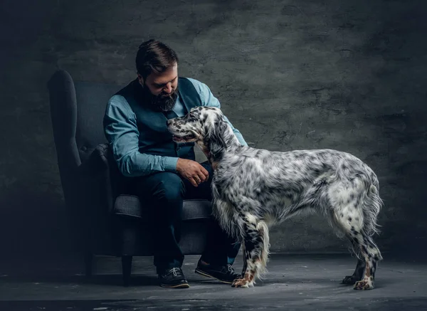 Homme élégant avec chien setter irlandais — Photo