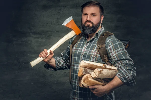 Bearded hunter holds an ax — Stock Photo, Image
