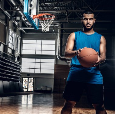 siyah basketbol oyuncusu 