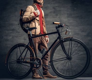 Bisiklet ile poz rahat sakallı hippi 