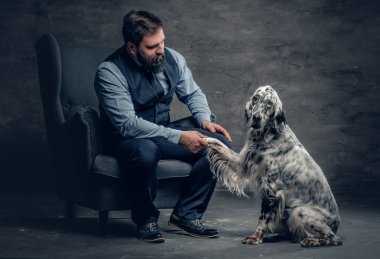 İrlandalı kanepe köpek ile şık erkek
