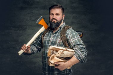 Sakallı avcı bir balta tutar 