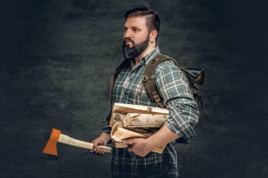 Sakallı avcı bir balta tutar 