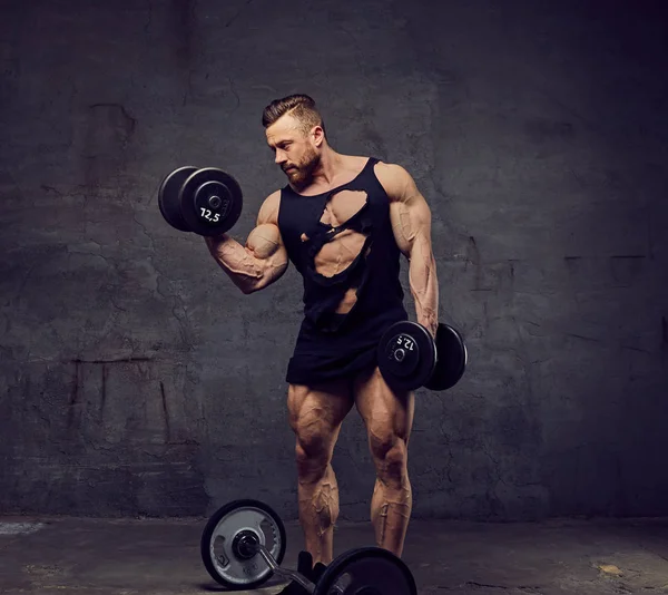 Man biceps training met halters — Stockfoto