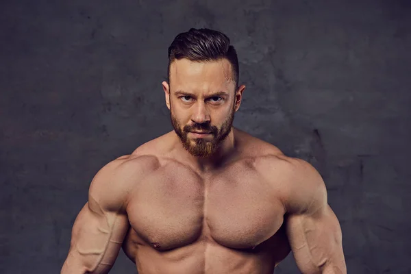 Hemdloser bärtiger Bodybuilder — Stockfoto