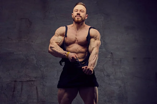 Hemdloser bärtiger Bodybuilder — Stockfoto