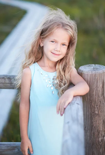 Menina bonito em um vestido azul — Fotografia de Stock