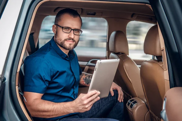 Homem barbudo elegante usando tablet — Fotografia de Stock