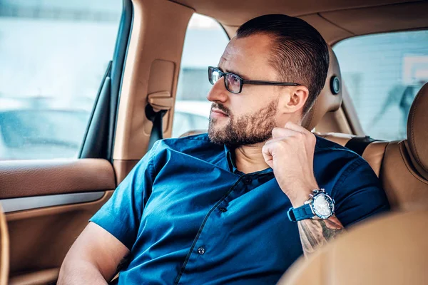 Homem barbudo senta-se em um carro — Fotografia de Stock