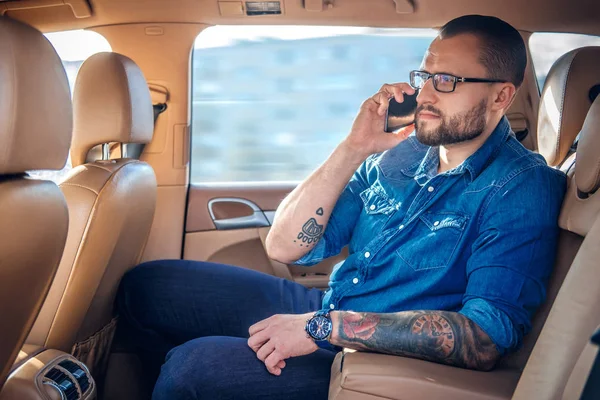 Hombre elegante hablando por teléfono inteligente — Foto de Stock
