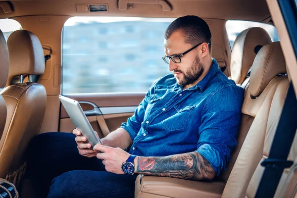 Stylish bearded man using tablet — Stock Photo, Image