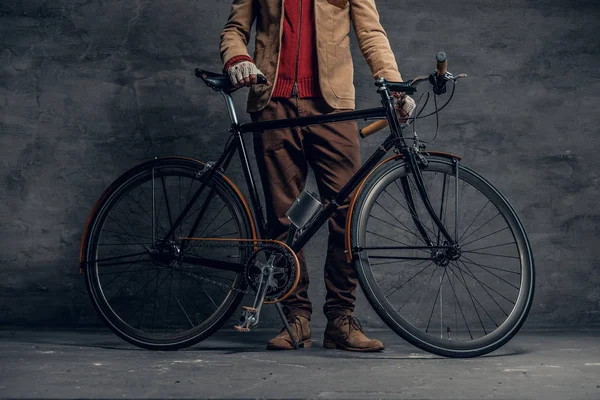 Man posing with single speed bicycle — Stock Photo, Image