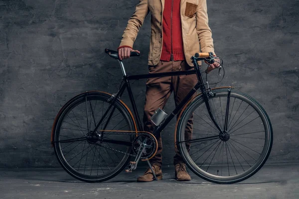 Homem posando com bicicleta de velocidade única — Fotografia de Stock