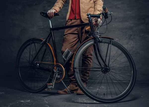 Homem posando com bicicleta de velocidade única — Fotografia de Stock