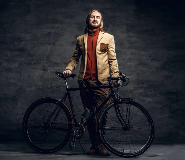 Casual hipster barbudo posando com bicicleta — Fotografia de Stock