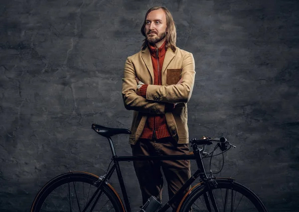 Casual barbudo hipster posando con bicicleta — Foto de Stock