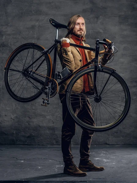 Casual barbudo hipster detém bicicleta — Fotografia de Stock