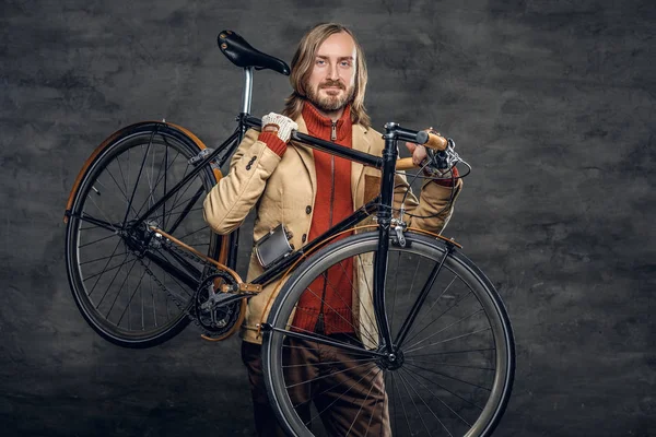 Casual barbudo hipster sostiene bicicleta — Foto de Stock