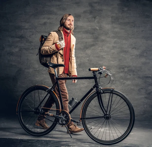 Bisiklet ile poz rahat sakallı hippi — Stok fotoğraf