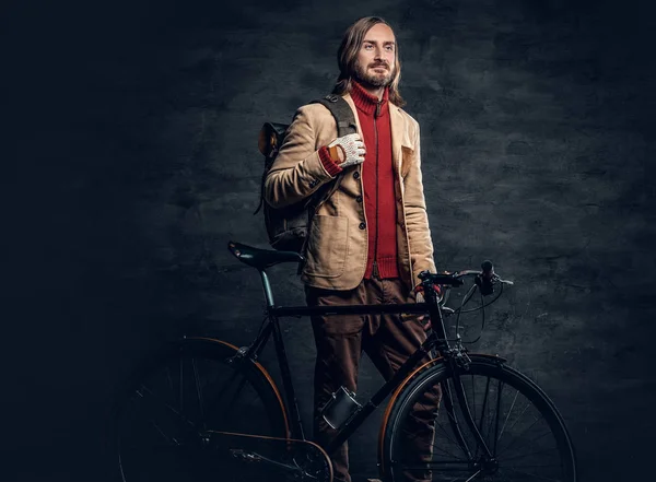 Casual hipster barbudo posando com bicicleta — Fotografia de Stock