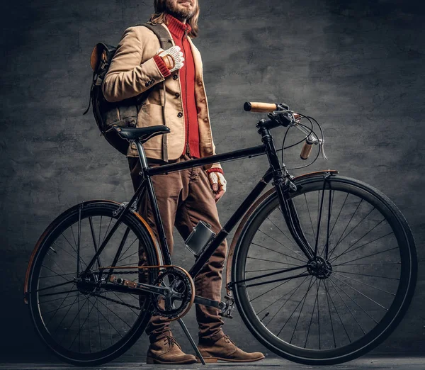 Casual hipster barbudo posando com bicicleta — Fotografia de Stock