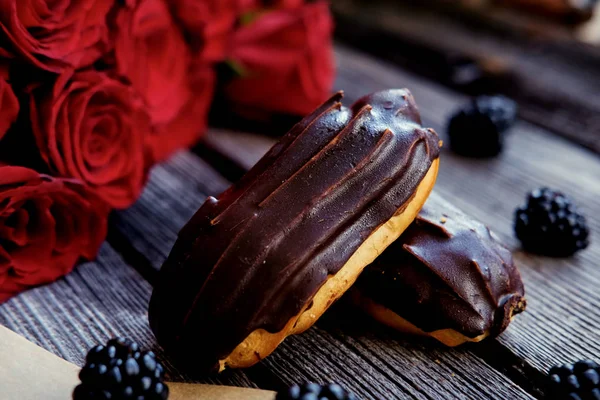 Вкусные шоколадные эклеры — стоковое фото