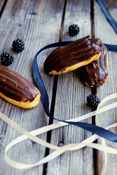 Heerlijke chocolade eclairs — Stockfoto