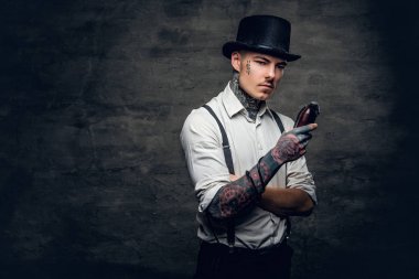 Adam saç düzeltici tutar