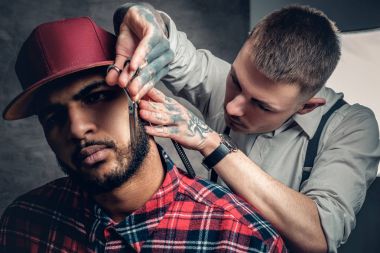 Dövmeli Kuaför sakal kesme