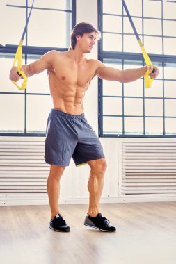 Egzersiz Fitness trx kayışları ile adam