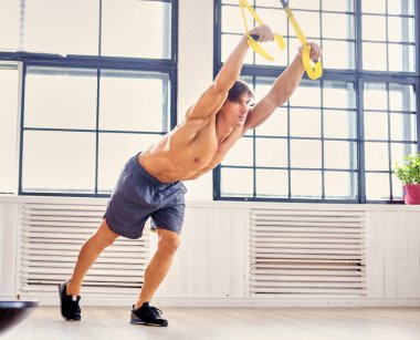 Egzersiz Fitness trx kayışları ile adam