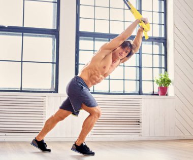 Egzersiz Fitness trx kayışları ile adam