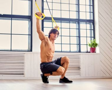 Egzersiz Fitness trx kayışları ile adam