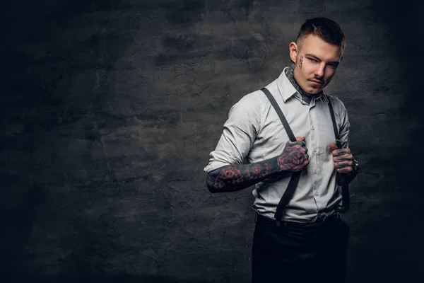 Uomo con un tatuaggio sul viso e sulle braccia — Foto Stock