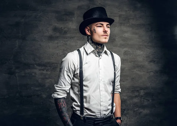 Hombre con estilo con tatuajes — Foto de Stock