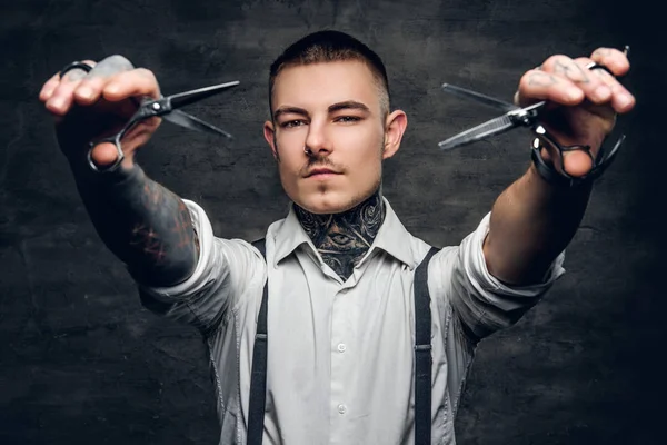Barber holds sharp scissors — Stock Photo, Image