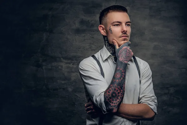 Tätowierter Mann mit Hemd und Hosenträgern — Stockfoto