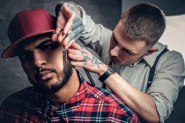 Dövmeli Kuaför sakal kesme